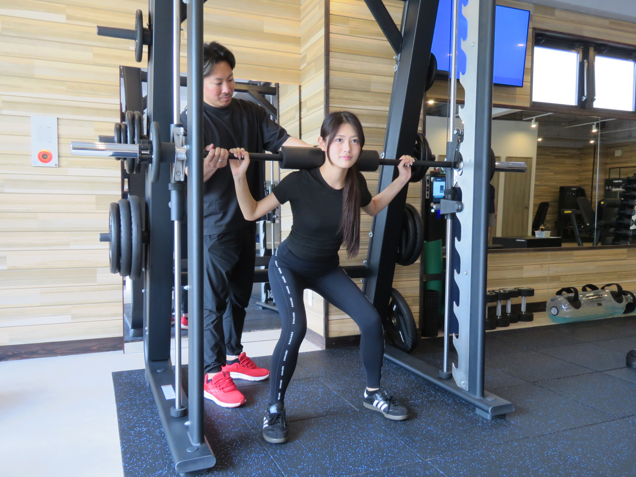 トレーナーがフォームをサポートする様子